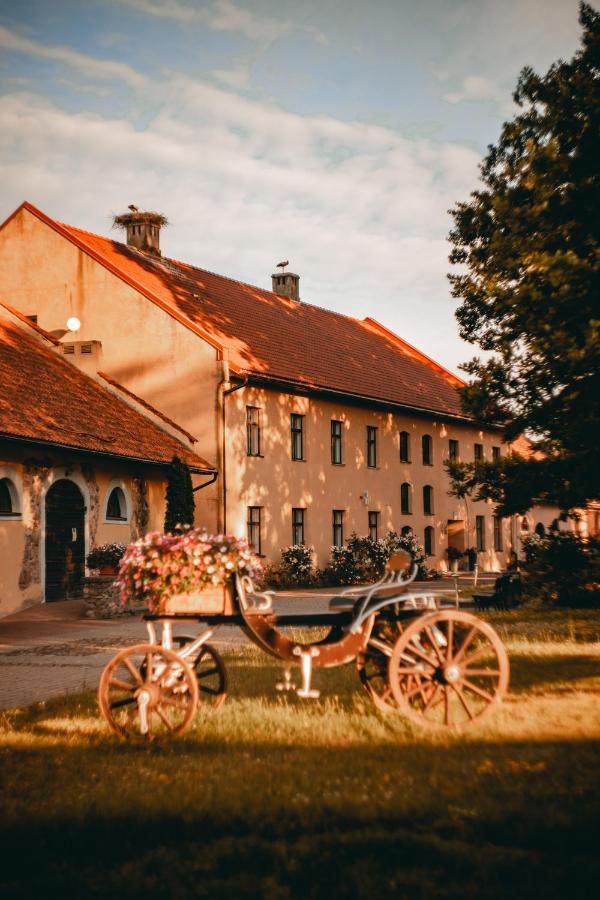 Hotel Slokenbekas Muiza à Milzkalne Extérieur photo